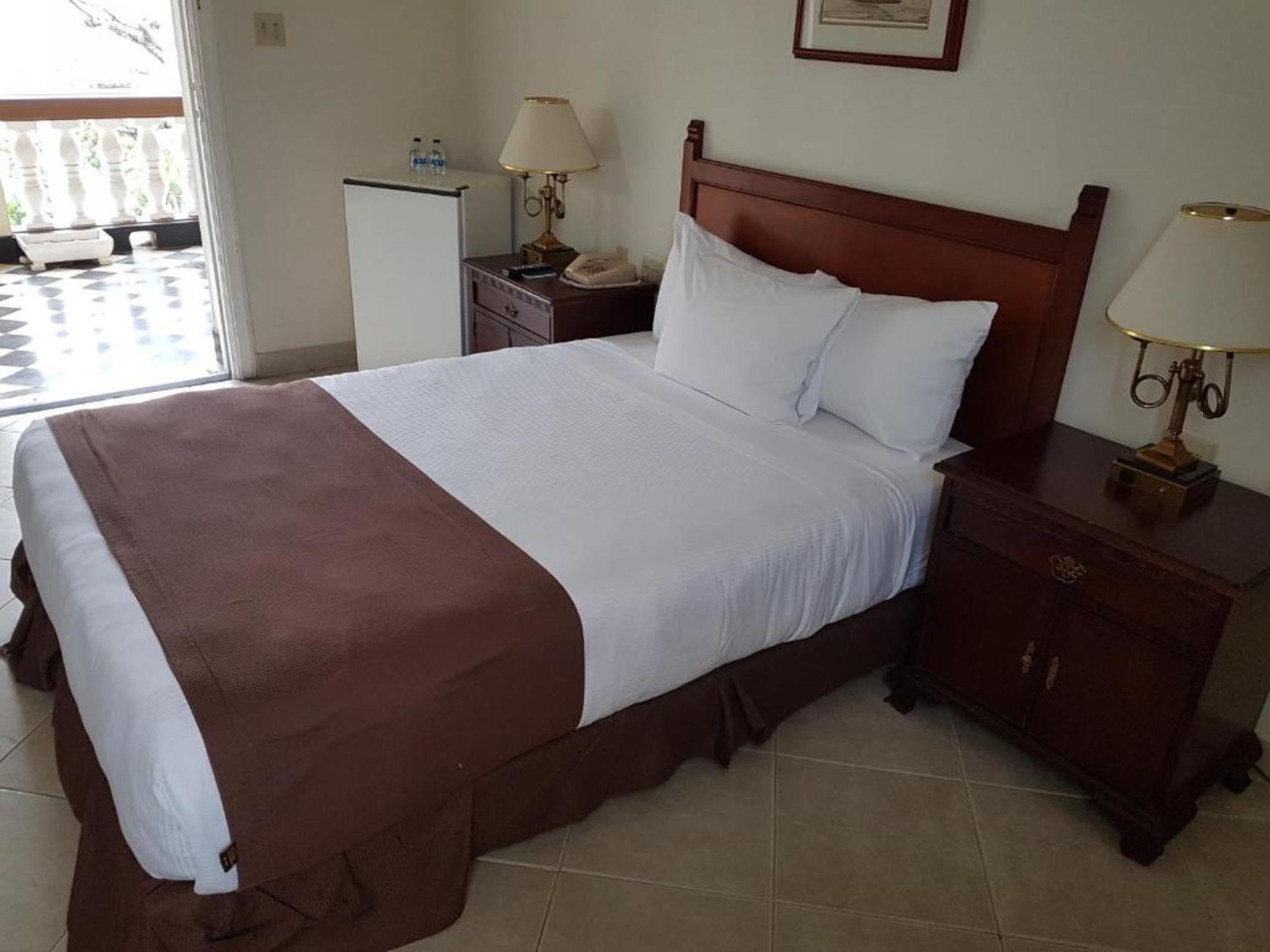 Hotel El Prado Barranquilla  Eksteriør billede A bed with a bed runner
