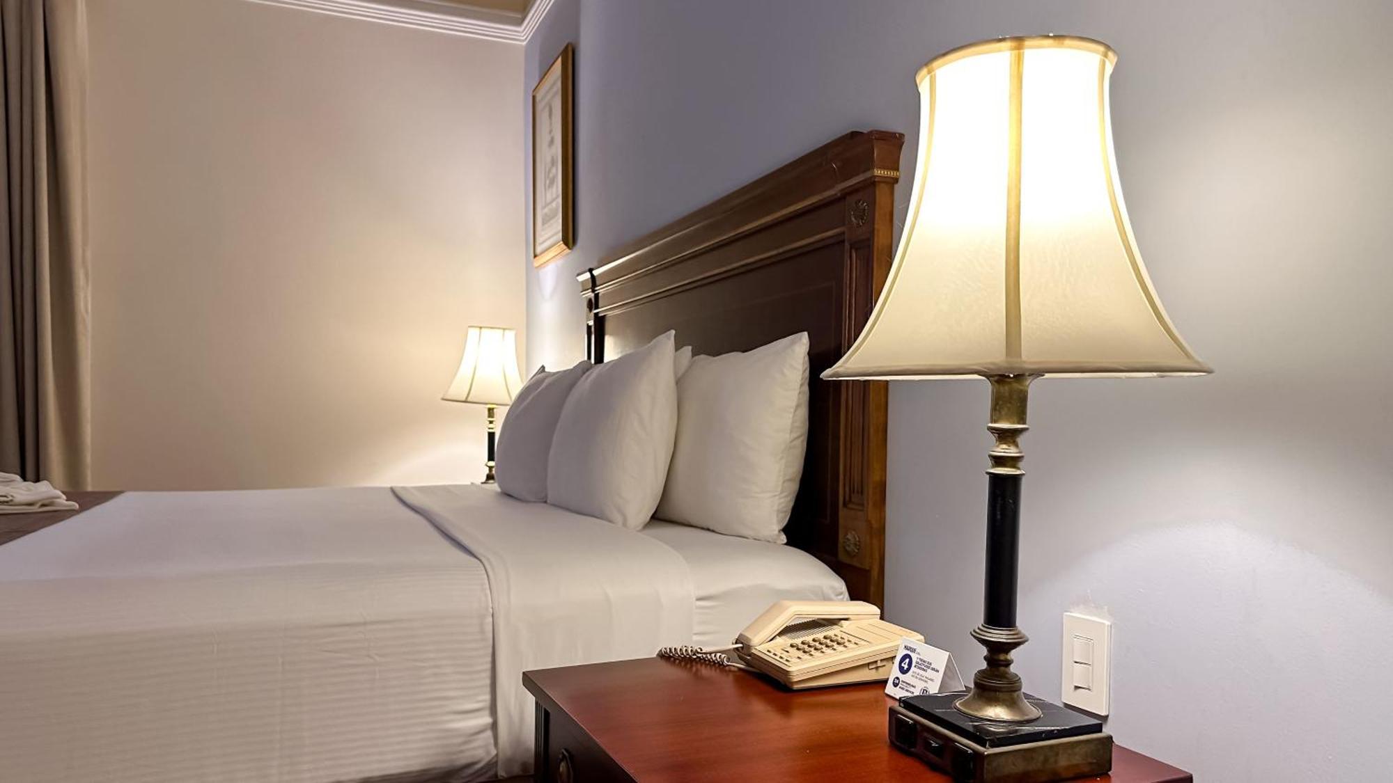 Hotel El Prado Barranquilla  Eksteriør billede A lamp on a nightstand