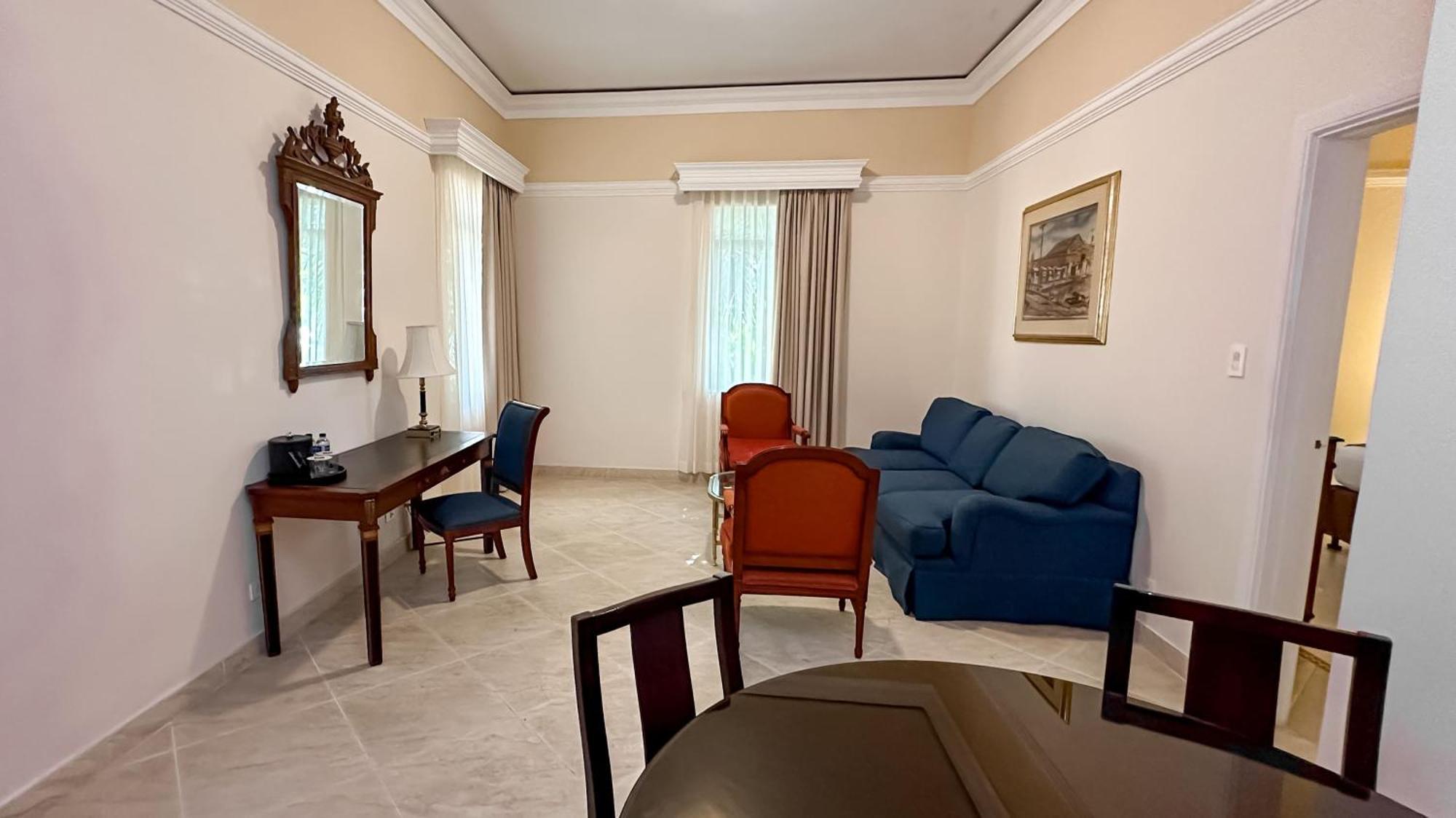 Hotel El Prado Barranquilla  Eksteriør billede A living room in a suite at the hotel