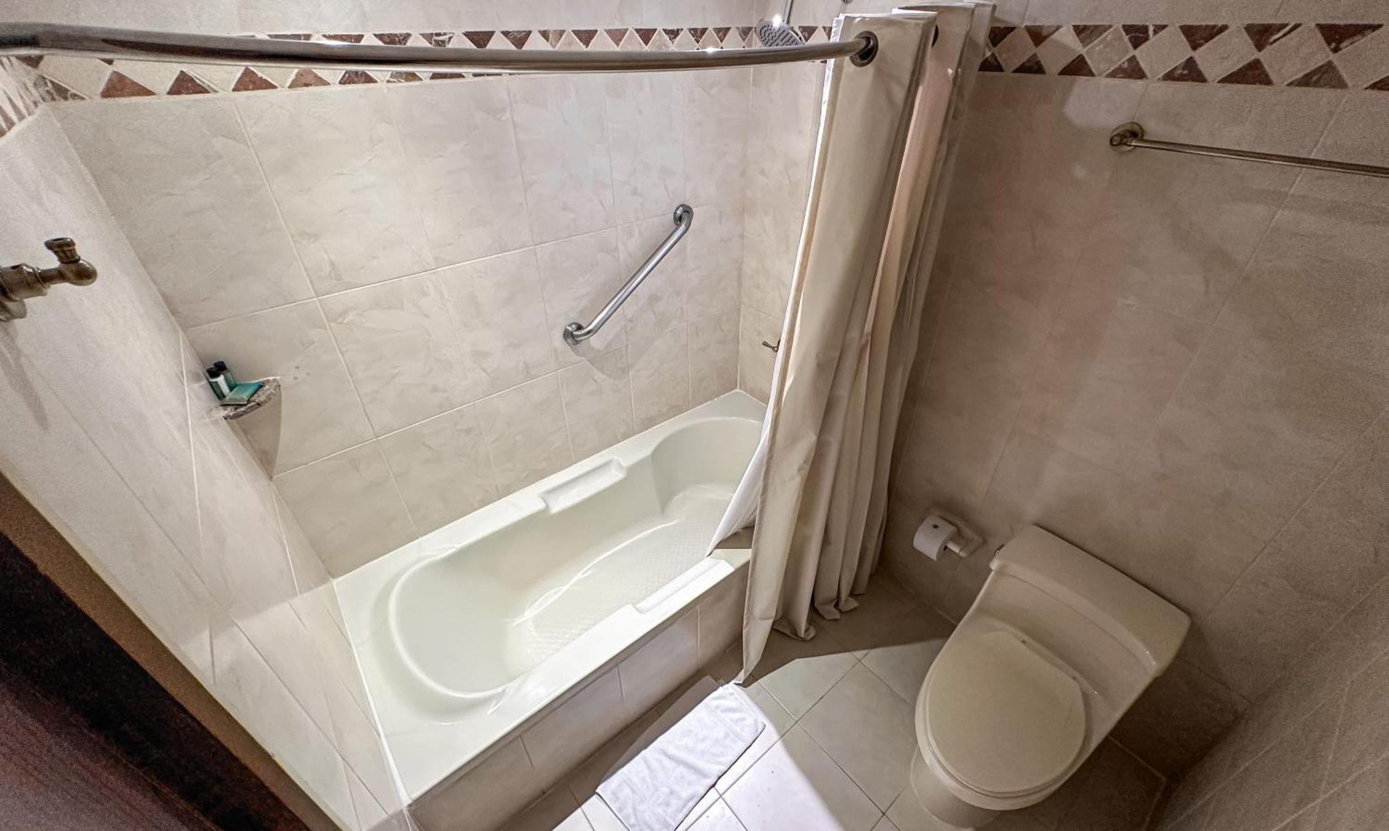 Hotel El Prado Barranquilla  Eksteriør billede A bathtub with a shower curtain