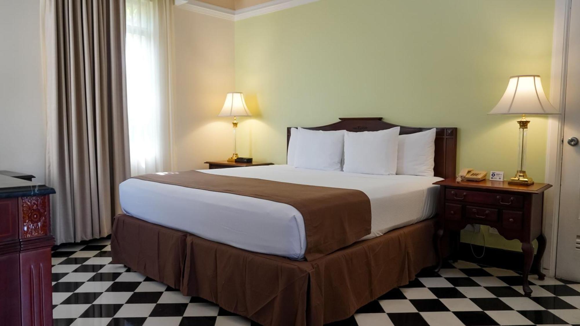 Hotel El Prado Barranquilla  Eksteriør billede A bed with a bed skirt