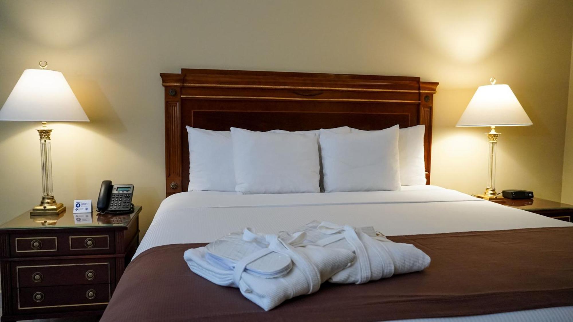 Hotel El Prado Barranquilla  Eksteriør billede A bed with a bathrobe