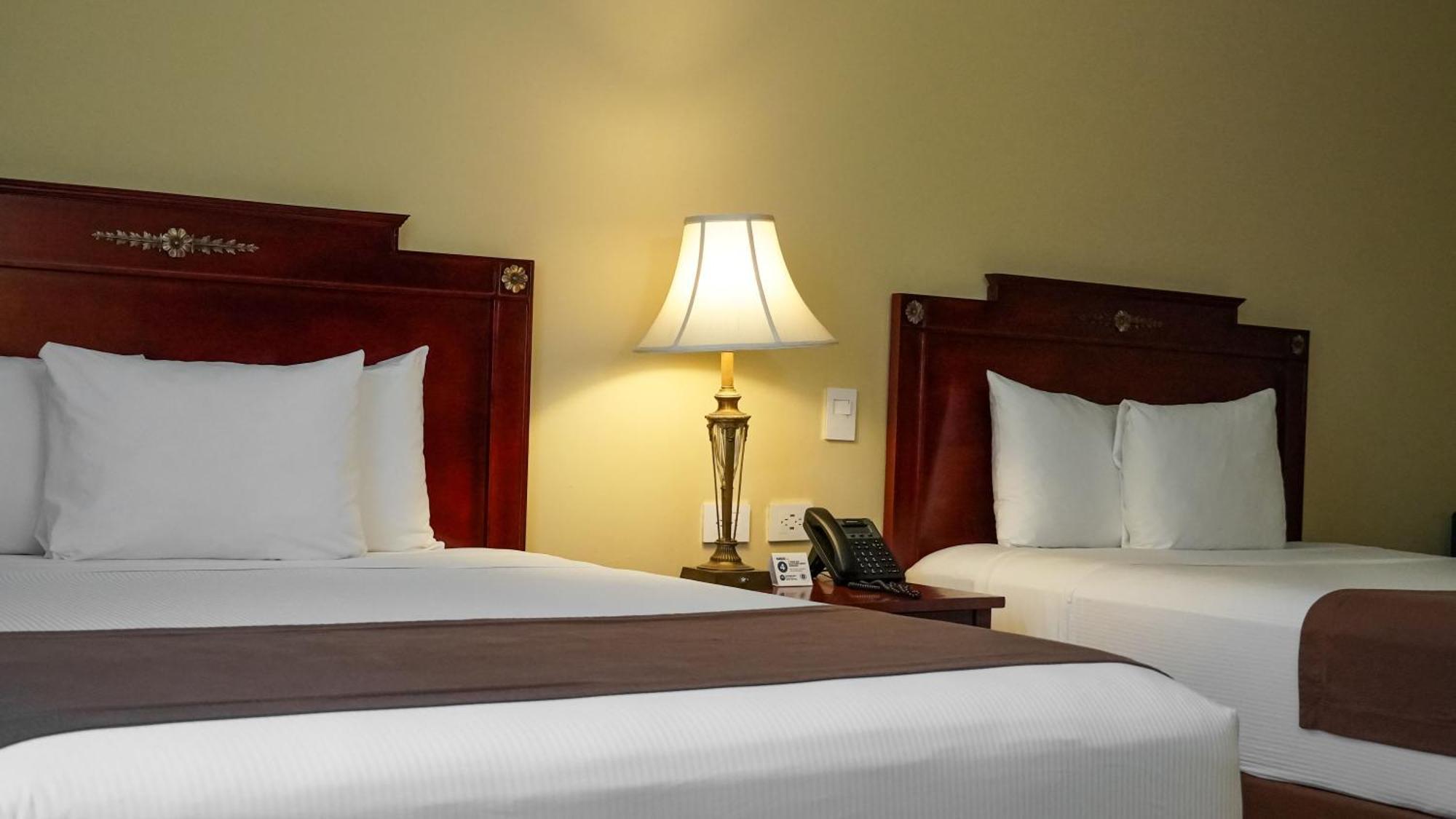 Hotel El Prado Barranquilla  Eksteriør billede A guest room at the Best Western Premier Hotel the Royal