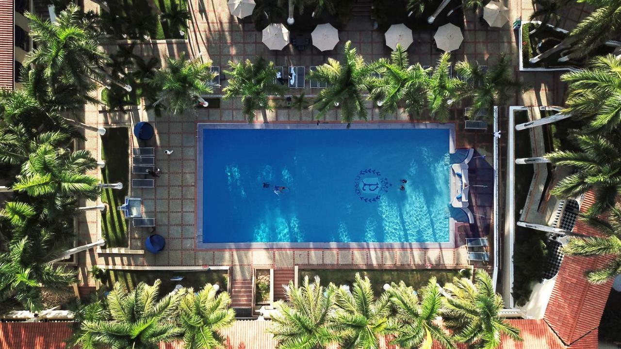 Hotel El Prado Barranquilla  Eksteriør billede The pool at the hotel